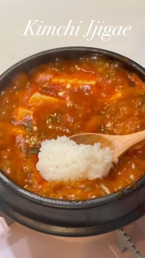 Kimchi Jjigae Recipe, Jjigae Recipe, Korean Food Side Dishes, Kimchi Jjigae, Ramen Recipes Easy, Healthy Food Menu, Kimchi Recipe, Tastemade Recipes, Tasty Recipes Videos