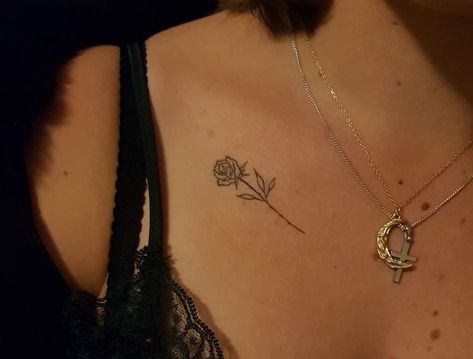 Rose Tattoo On Collarbone, Simple Rose Tattoo Collar Bone, Flower Collar Bone Tattoo Small, Colar Bone Rose Tattoo For Women, Rose Tattoo On Collar Bone For Women, Rose Tattoos On Collar Bone, Tattoo Idea Collar Bone, Cute Small Collarbone Tattoos For Women, Shoulder Tattoo Women Aesthetic