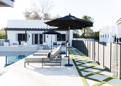 Outdoor Pool Furniture, White Pool, Modern Pool House, Backyard Guest Houses, Modern Pool, Pool Umbrellas, Large Pool, Pool Remodel, Pool Chairs