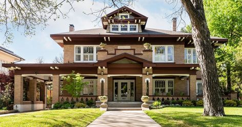 Foursquare Exterior, Foursquare House, Mini Mansion, Four Square Homes, American Foursquare, Craftsman Exterior, Built In Bookcase, Prairie Style, Built In Cabinets