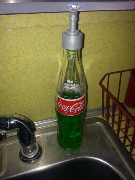 DIY Rockabilly style soap dispenser! Coke Bottle Crafts, Diy Soap Dispenser, Soda Bottle Crafts, Coca Cola Kitchen, Coca Cola Decor, Free Crafts, Coca Cola Bottles, Coke Cola, Trendy Diy