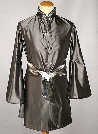 Dark silver tunic in elvish style with silver clasps, found on tagtraumkleider.de. Reminds me of Legolas from LOTR. :) Elven Oc, Wizarding Fashion, Elvish Style, Elf Clothing, Elvish Wedding, Elven Clothing, Medieval Accessories, Male Elf, Silk Shirt Men