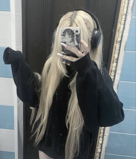 Blonde Goth, Long Platinum Blonde, Masc Women, Pale Blonde, Bleach Blonde, Aesthetic People, Platinum Blonde Hair, Emo Girls, Ideas For Instagram Photos