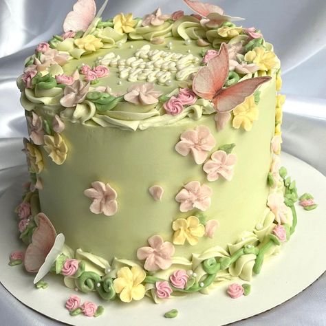 I have been really obsessed lately with piping these flowers, idk what they’re called. They kind of look like cherry blossoms to me.… | Instagram Fairytale Birthday Cake, Thanksgiving Desserts Cake, The Secret Garden Book, 27th Birthday Cake, Fairies And Butterflies, Fairy Garden Cake, Fairytale Birthday, Secret Garden Book, 17 Birthday Cake