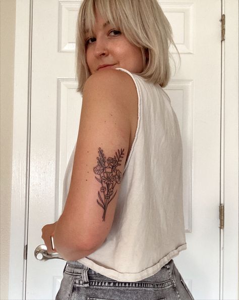 Back Of Arm Womens Tattoo, Tattoo Ideas Bouquet, Back Of Arm Floral Tattoo Women, Wildflower Back Of Arm Tattoo, Linework Flower Bouquet Tattoo, Bouquet Tattoos For Women, Tattoo Sleeve Dainty, Bunch Of Wildflowers Tattoo, Back Bouquet Tattoo