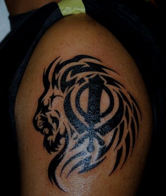 TATTOO SIKH LION DONE BY THE RED PARLOUR TATTOO QUEENS NY Raj Tattoo, Khanda Tattoo, Strength Symbols, Symbols Tattoo, Tattoo On Shoulder, H Tattoo, Pretty Hand Tattoos, Men Tattoos Arm Sleeve, Awesome Tattoo