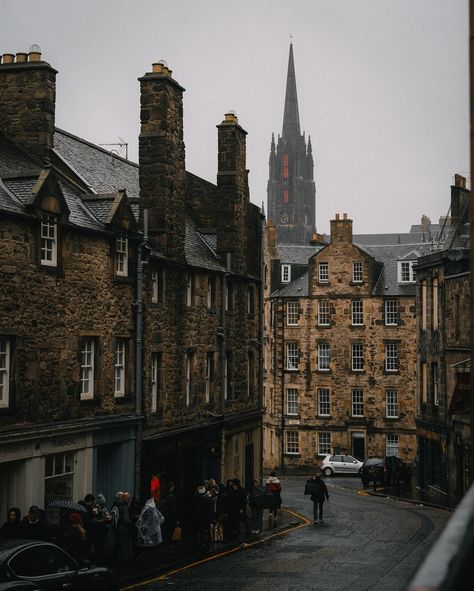 POV: walking around Edinburgh during the holidays ✨ Who would you explore Edinburgh with?? Here’s just a couple captures from rainy (and on one occasion, snowy) holiday walks last year in Edinburgh 🤍. Even with the chilly, short days, the city is so festive during the holiday season and there’s a bit of cheer to be found around every corner 🎄 🌧️🧣🎄🌨️ #cozyhome #cozyvibes #rainyday #wintervibes #darkacademia #edinburgh #visitscotland #slowliving #theprettycities #bookish #moodygrams #fujifilm ... Rainy Edinburgh, Dark Academia Aesthetic Tips, Edinburgh Aesthetic, Fog Autumn, Pictures Of Beautiful Places, Photography Dark, Academia Aesthetics, Photos Travel, Castles In Scotland