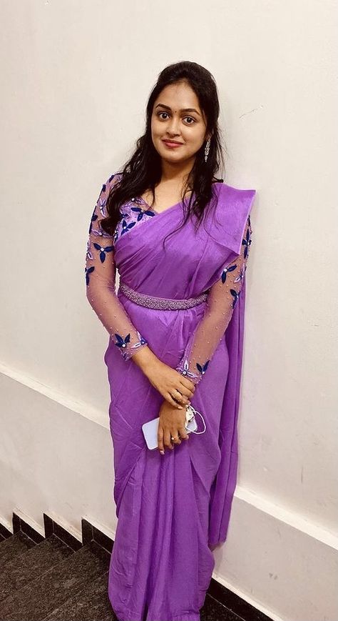 Plain Saree Dress Design Ideas, Plain Net Dresses Design Ideas, Light Purple Saree Blouse Combination, Voilet Saree Combination Blouse, Plain Saree With Designer Blouse, Netted Blouse Designs, Blouse Designs High Neck, Long Indian Hair, Traditional Blouse Designs