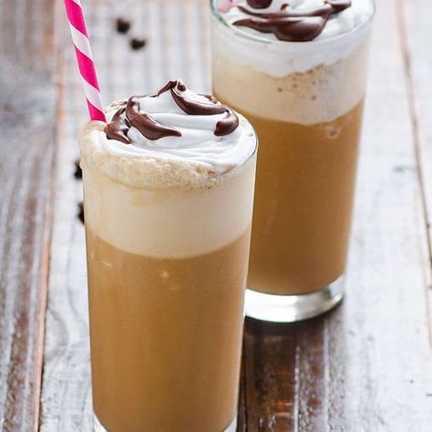 How to make Healthy Frappuccino Recipe just like Starbucks but with twice less calories and 3 times less sugar. Whoa and enjoy! Healthy Iced Coffee, Kombucha Flavors, Kombucha Scoby, Homemade Frappuccino, Kombucha Recipe, Frappuccino Recipe, Kombucha Tea, Healthy Family Meals, Easy Video