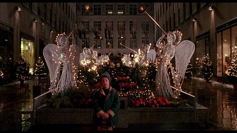 Home Alone 2: Lost in New York Home Alone Christmas Tree, Home Alone 2, 1990s Films, Nyc Vacation, New York City Christmas, Home Alone Movie, Iconic Christmas, Home Alone Christmas, Macaulay Culkin