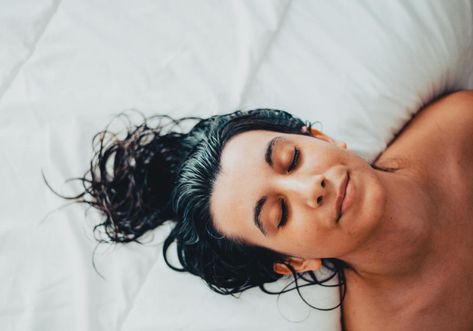 Sleep expert sheds light on the dangers of sleeping with wet hair and offers alternatives. How To Go To Bed With Wet Hair, Sleep With Wet Hair, Sleeping With Wet Hair, Acne Facial, Air Dry Hair, Brunette Woman, Going To Bed, Go To Bed, How To Go