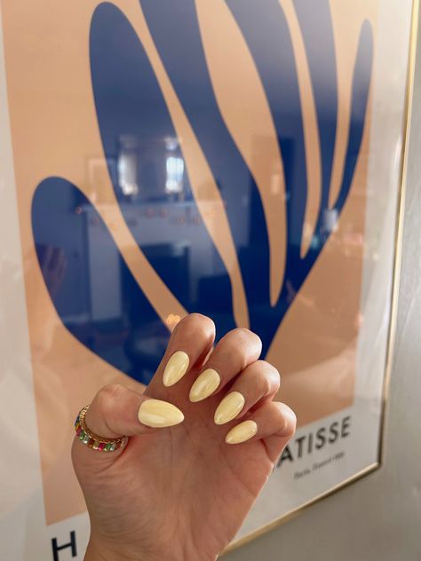 Banana Chrome Nails, Butter Chrome Nails, Lemon Chrome Nails, August Nails 2023 Almond, Butter Yellow Chrome Nails, Pale Yellow Chrome Nails, Light Yellow Chrome Nails, Yellow Chrome Nails Designs, Coral Chrome Nails