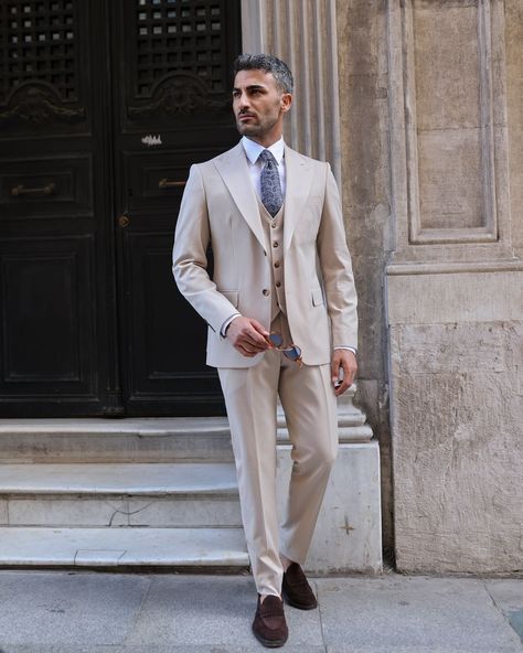 London Road ✨ MrGuild’s London Road men’s three-piece cream suit is made from a medium wool blend which is the epitome of elegance and versatility. Ideal for both formal and semi-formal occasions, the suit features a flattering cut that enhances the wearer’s silhouette. The medium wool blend ensures comfort and breathability, making it suitable for year-round wear. The cream color adds a touch of sophistication and can be easily paired with various shirt and tie combinations. Perfect for we... Road Men, Shirt And Tie Combinations, Cream Suit, London Road, Shirt And Tie, The Cream, Three Piece, Formal Occasion, Semi Formal