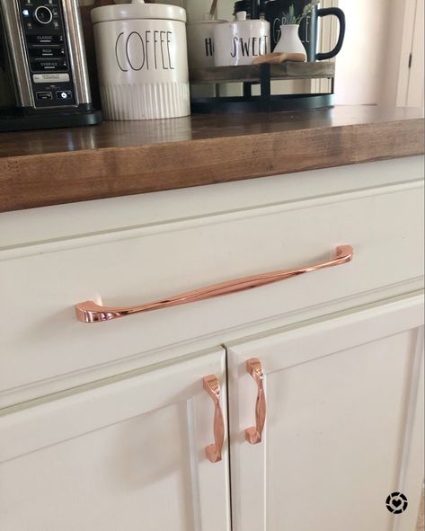 White Kitchen Rose Gold Handles, White And Rose Gold Kitchen Ideas, Rose Gold Cabinet Hardware, Rose Gold Door Handles, Rose Gold Kitchen Cabinets, Rose Gold Kitchen Hardware, Copper Handles Kitchen, Cream And White Kitchen, Ivory Kitchen Cabinets