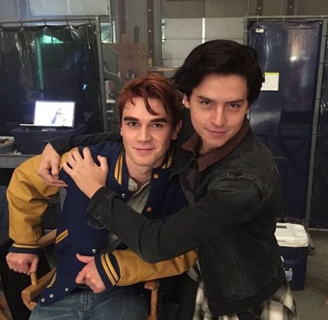 fevbsguytfrdesdrtgyhujikknbvcdswty Archie And Jughead, Archie Andrews, Kj Apa, Jughead Jones, Riverdale Cast, Archie Comics, Cole Sprouse, Riverdale, Vancouver