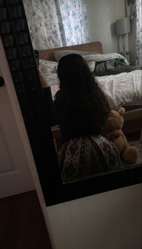 Arch Pics Mirror Snap, Arch Snap Pics, Latina Pics For Fake Account, Mirror Bootie Pic, Back Arching Pose Snap, Thigh Pic Ideas Mirror, Risky Photo Poses, Arch Pics Snap Mirror No Face, Arch Pics Snap Bed Black