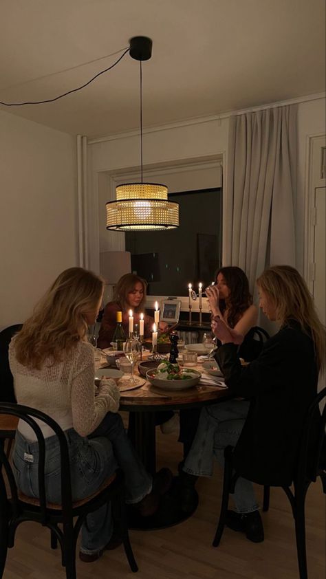 Hosting Small Get Together, Hosting Small Space, Eating Together Aesthetic, Friend Dinner Aesthetic, Friends Living Together, Friends Dinner Aesthetic, Humble Lifestyle, Hospitality Aesthetic, Friends Having Dinner