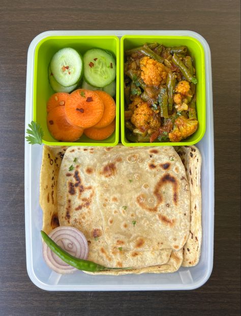 Indian Lunch Box Ideas, Healthy Tiffin Recipes, Healthy Food Plate, Indian Lunch Box, Tiffin Ideas, Lunch Thali, Tiffin Lunch, Goan Food, Lunch Recipes Indian