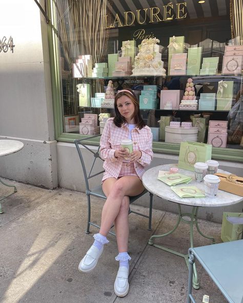 Bridget | content creator on Instagram: “Mornings at Laduree 💕☕️ Gossip girl aesthetic • old money aesthetic • old money outfits • Parisian vibes • Parisian chic • pink aesthetic…” Pink Parisian Outfit, Girly Old Money Outfits, Pink Parisian Aesthetic, Pink Old Money Outfit, Old Money Pink Outfit, Pink Old Money, Pink Parisian, Aesthetic Old Money, Parisian Outfit