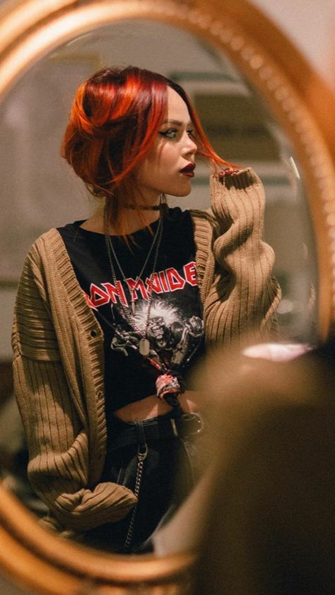 Red Balayage Hair, Street Photography Portrait, Goth Outfit Ideas, Luanna Perez, Purple Jeans, Le Happy, Grunge Girl, Portrait Poses, Street Wear Urban