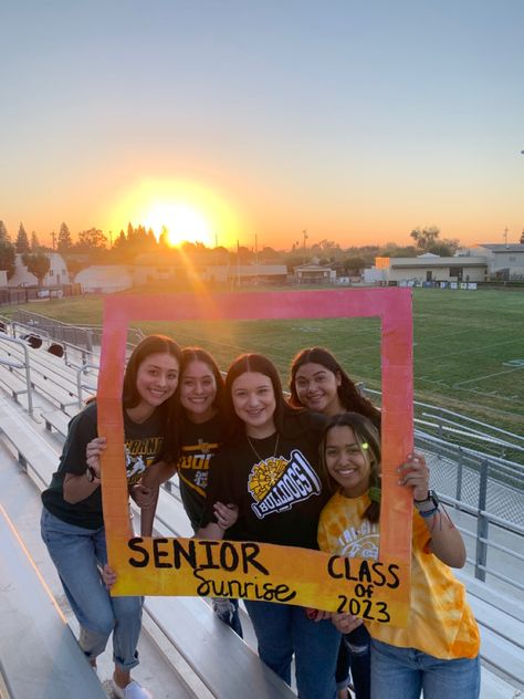 Seniors Activities Ideas High School, Senior Sunset Event, Senior Decorations Ideas School, Senior Sunrise Picture Frames, Senior Sunrise Picture Ideas, Senior Sunrise Decorations, Senior Sunrise Photo Frame, Highschool Senior Activities, Senior Sunrise Signs