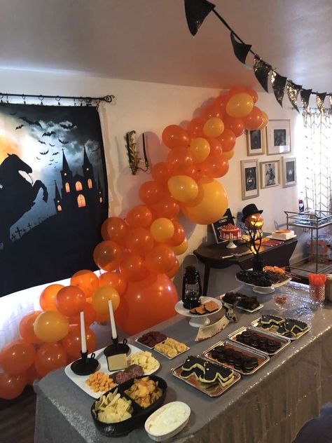 Sleepy hollow Halloween party | CatchMyParty.com Tim Burton Party, Sleepy Hollow Halloween, Halloween Themed Birthday Party, Halloween Party Ideas, Fun Halloween Crafts, Sleepy Hollow, Halloween Photos, Fall Halloween Decor, Halloween 2019