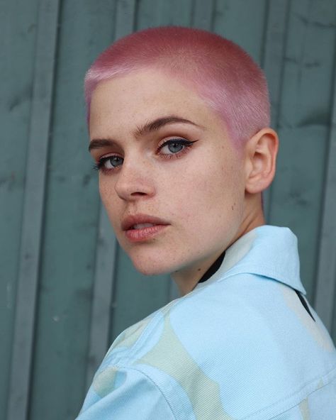 Pastel Pink Buzzcut, Aquarius Style, Shaved Head Styles, Buzzed Hairstyles, Buzzed Hair Women, Short Platinum Blonde Hair, Buzz Cut Women, Shaved Hair Women, Buzz Cut Hairstyles