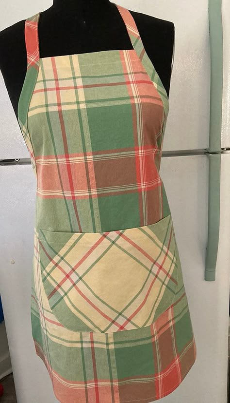 Simple Apron Pattern Free, Kitchen Apron Design Ideas, Chef Apron Pattern, Christmas Aprons Diy, Kitchen Apron Pattern, Apron Patterns Free, Fancy Crafts, Easy Apron Pattern, Bib Apron Pattern