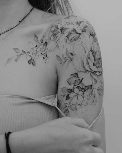 Front Shoulder Tattoo, Delicate Feminine Tattoos, Shoulder Tattoo Ideas, Feminine Shoulder Tattoos, Front Shoulder Tattoos, Harley Tattoos, Shoulder Sleeve Tattoos, Strong Tattoos, Tattoos Love