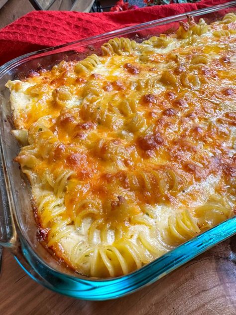 Decadent Macaroni and Cheese - The Tipsy Housewife Blue Cheese Chopped Salad, The Tipsy Housewife, Tipsy Housewife, Classic Mac And Cheese, Macaroni N Cheese Recipe, Hot Dish, End Game, Pasta Dinner Recipes, Mac N Cheese Recipe