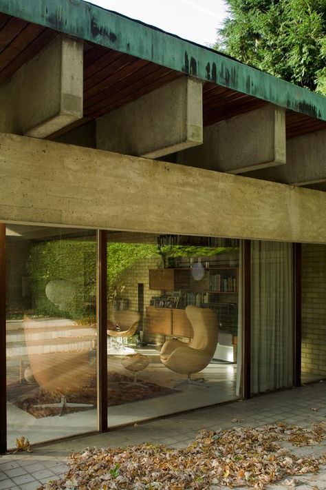 Modernist House, The Modern House, Casa Container, Brutalist Architecture, Hus Inspiration, Architecture Exterior, Architecture Portfolio, Brutalism, Mid Century House