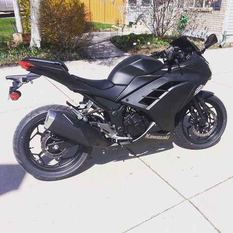 Sport Bike Rider, Vespa Racing, Bike Motorcycles, Kawasaki Ninja 250r, Gas Scooter, Ninja 300, Free Gas, Street Bike, Futuristic Motorcycle