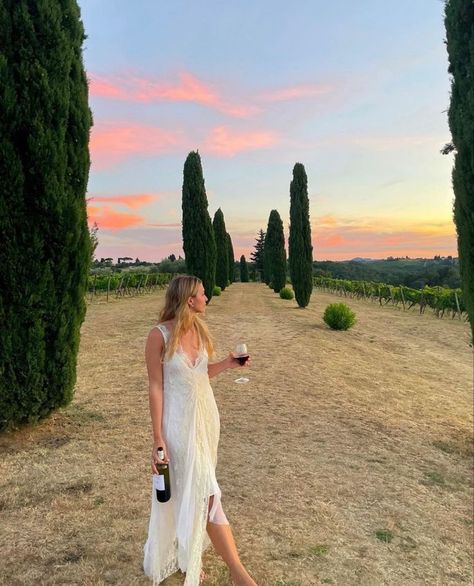 Old Money Spain Aesthetic, Rustic Wedding Dress Guest, Tuscany Wine Tasting Outfit, Wine Tasting In Italy Outfit, Winery Outfit Inspo Summer, Wine Tasting Picture Ideas, Tuscany Wine Tour Outfit, Napa Valley Picture Ideas, Tuscany Picture Ideas