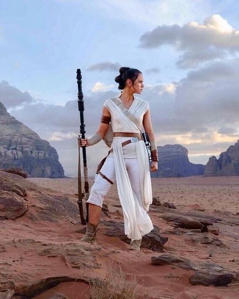 Daisy Ridley Star Wars, Disfraz Star Wars, Rey Costume, John Bennett, Rey Cosplay, Star Wars Rey, Rey Skywalker, Star Wars Background, Star Wars Aesthetic