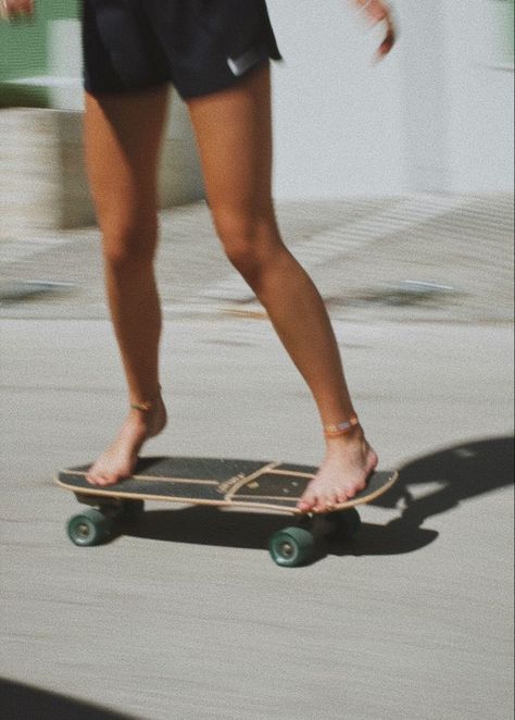 Surf And Skate Aesthetic, Beach Skater Aesthetic, Surf Skate Aesthetic, Surfer Girl Aesthetic Wallpaper, Surfer Vibes Aesthetic, Surfing Girl Aesthetic, Beach Surf Aesthetic, Surfskate Aesthetic, Skateboard Beach