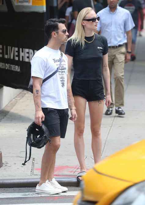 Sophie Turner And Joe Jonas, Sophia Turner, Tall Girl Short Guy, Short King, Bella Gigi, Celebrity Paparazzi, Power Couples, Couple Goal, Paparazzi Photos