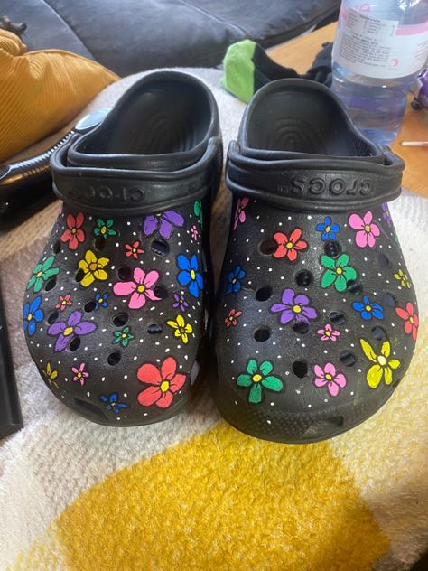 Black Croc Design Ideas, Drawing On Crocs, Painted Crocs Ideas, Custom Painted Crocs, Paint Crocs, Crocs Painting Ideas, Croc Painting Ideas, Painted Crocs, Crocs Aesthetic