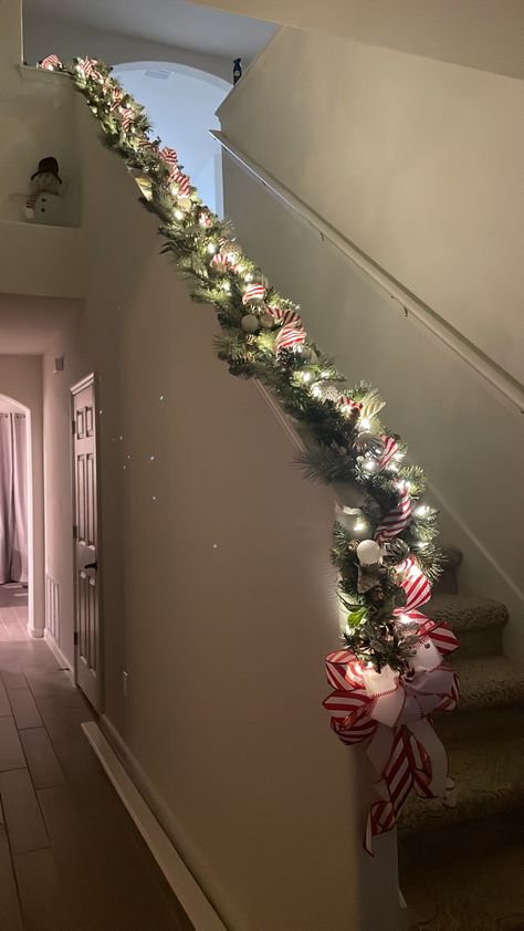 Short Staircase Christmas Decor, Simple Christmas Staircase Decor, Christmas Decor Ideas For Staircase, Stairway Christmas Decor, Christmas Garland Stairs, Christmas Railing Decor Indoor, Christmas Decor Staircase, Stairway Decorating Christmas, Garland On Stairs