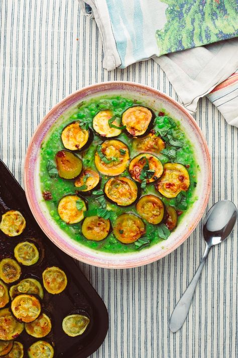 Spicy Roast Courgette and Pea Soup Pesto Soup, Pea And Mint Soup, Light Soup, Pea Pesto, Quick Healthy Lunch, Light Soups, Vegan Soups, Pea Soup, Quick Healthy