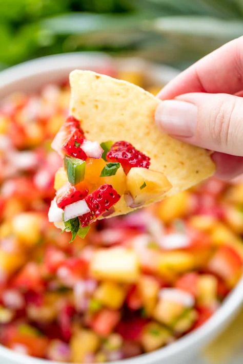 Strawberry Pineapple Salsa, Salsa Guacamole, Nutrition Plan, Fruit Salsa, Pineapple Salsa, Party People, Healthy Appetizers, Salsa Recipe, Healthy Nutrition