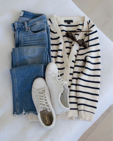 Nautical Fashion Women, Fashion Confidence, Striped Sweater Outfit, Petite Style Outfits, Teacher Fits, Well Dressed Women, Minimalist Wardrobe, Teacher Outfits, Nautical Fashion