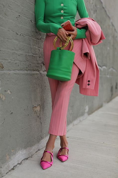 Thinking in pink // Blair Eadie wearing a head-to-toe spring suit in pink by Ganni // Click through to see more pink suiting and a colorful spring suiting guide on Atlantic-Pacific Stile Casual Chic, Blair Eadie, Mode Rose, Colour Combinations Fashion, Atlantic Pacific, Color Blocking Outfits, Color Combinations For Clothes, Fashion Sites, 가을 패션