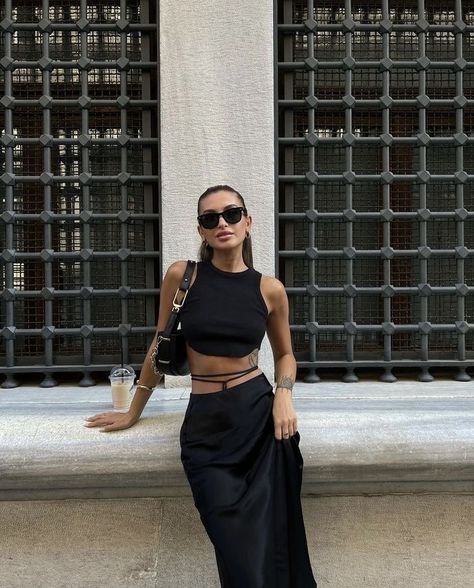 Black Maxi Skirt Outfit Night Out, Black Fitted Skirt Outfit Classy, Black Satin Maxi Skirt Outfit Summer, Long Black Satin Skirt Outfit, Black Satin Skirt Outfit Summer, Satin Black Skirt Outfit, Black Silk Skirt Outfit, Satin Skirt Outfit Summer, Satin Skirt Outfit Classy