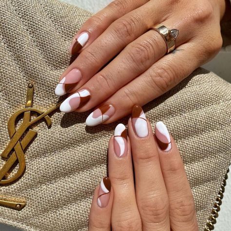 Ivory Nails, Unicorn Nails Designs, Gold Manicure, Brown Nails Design, Nagellack Trends, Fall Nail Trends, White Nail Art, Striped Nails, White Nail Designs