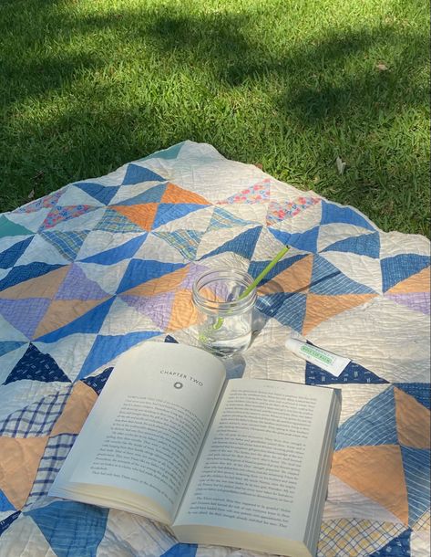 Cute Picnic Blankets, Picnic Blanket Aesthetic, Picnic Quilts, Friend Picnic, Cake Picnic, Picnic Dates, Thrift Wishlist, Park Blanket, Aesthetic Picnic