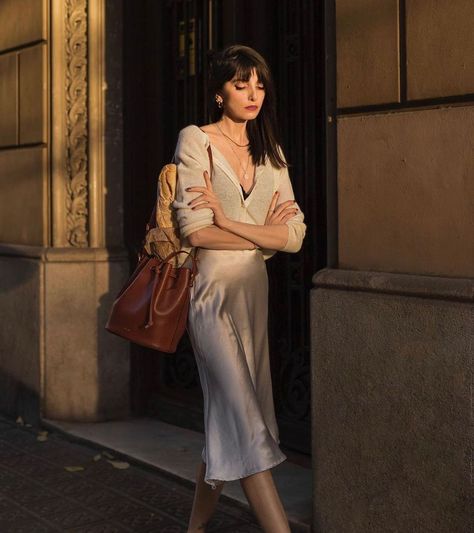 Minimal Streetstyle’s Instagram post: “By @pazhalabi” Beige Silk Skirt Outfit, Beige Silk Skirt, Silk Skirt Outfit, Silk Slip Skirt, Outfit Beige, Parisian Outfits, Silk Clothing, Silk Vest, Beige Skirt