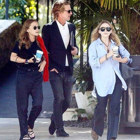 Mary-Kate and Ashley after a business meeting in Los Angeles on Friday, August 9, 2019 (via dailymail) #ashleyolsen #marykateolsen #olsen… Aw Style, Olsen Sisters, Mary Kate And Ashley Olsen, Ashley Olsen Style, Olsen Style, Olsen Fashion, Olsen Twins Style, Mary Kate And Ashley, Olsen Sister