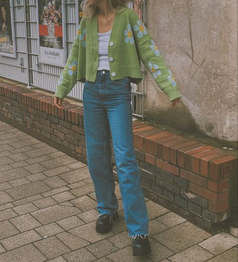 #outfit #outfitinspiration #look #flowercardigan #green #jeans Green Flower Cardigan Outfit, Light Green Combination Outfit, How To Style Green Cardigan, Jeans With Green Top, Light Green Cardigan Outfit, How To Style Green Jeans, Outfits With Low Rise Jeans, Floral Sweater Outfit, Floral Cardigan Outfit