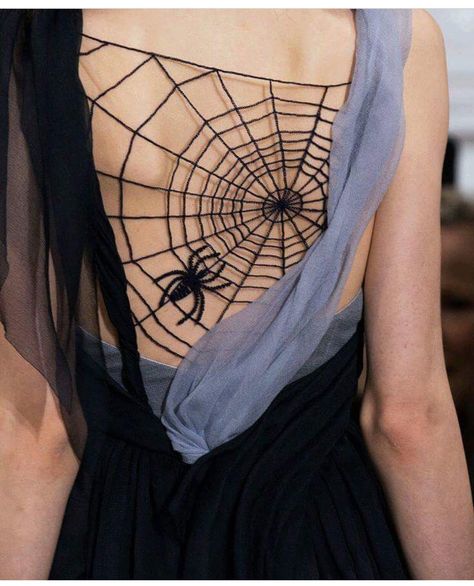 Spider web back Spiderweb Dress, Schiaparelli Haute Couture, Spider Web Design, Elsa Schiaparelli, Ropa Diy, Halloween Fashion, Looks Style, Goth Fashion, Mode Inspiration