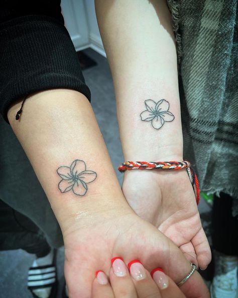 Eden ☾ | Cute matching flowers… | Instagram Mommy Daughter Tattoos, Mum And Daughter Matching, Mom And Daughter Tattoos, Lily Flower Tattoos, Daughter Tattoo, Skin Face Mask, Flowers Instagram, Daughter Tattoos, Mother Daughter Tattoos